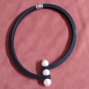Black rubber necklace with 3 pearls with magnetic clasp